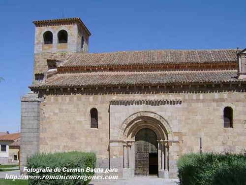 FACHADA SUR CON LA PORTADA Y TORRE A LOS PIES